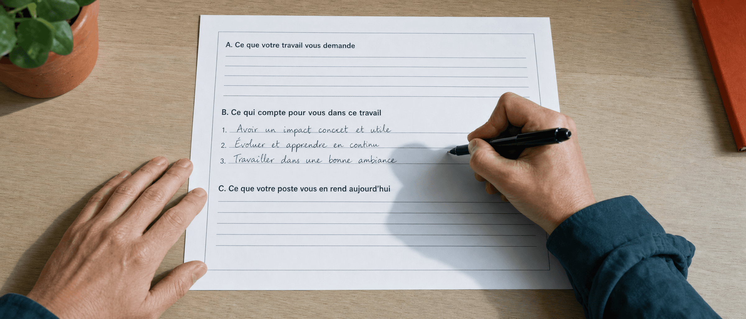 Vue de haut sur un questionnaire papier en cours de remplissage : la personne écrit elle-même les trois choses qui comptent pour elle dans son travail.